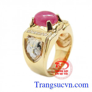 Nhẫn Nam Đá Ruby Đẹp được chạp khắc 3D hình con báo 2 bên nhẫn tinh xảo,tỉ mỉ kết hợp với đá Ruby thiên nhiên đẹp mang lại cho người đeo sự sang trọng,thể hiện sự quyền uy,mạnh mẽ
