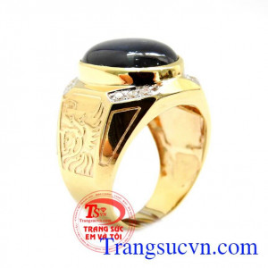 Nhẫn nam Sapphia Sao Thiên Nhiên thể hiện quyền uy,mạnh mẽ và nam tính.Sản phẩm được chạm khắc 3D vô cùng tinh xảo với các đường nét hài hòa,tinh tế