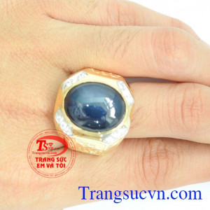Nhẫn nam Sapphia Sao Thiên Nhiên thể hiện quyền uy,mạnh mẽ và nam tính.Sản phẩm được chạm khắc 3D vô cùng tinh xảo với các đường nét hài hòa,tinh tế