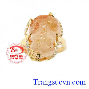 Nhẫn nữ thạch anh tóc tài lộc bọc vàng 14k,được chạm khắc hình tì hưu ngậm đồng tiền,mang ý nghĩa tài lộc, sự nghiệp thành đạt cho người đeo