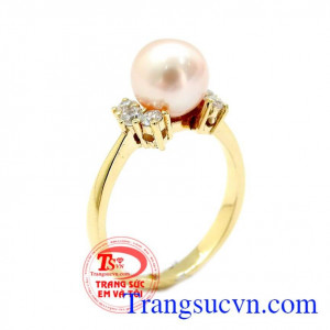 Nhẫn ngọc trai tinh tế là sản phẩm được chế tác vô cùng đẹp,thanh lịch,nhẹ nhàng và quyến rũ,là sản phẩm rất được phái nữ thích