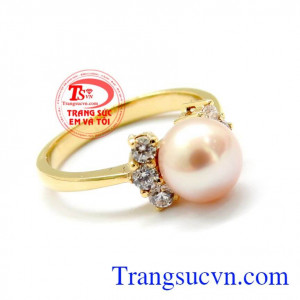 Nhẫn ngọc trai tinh tế là sản phẩm được chế tác vô cùng đẹp,thanh lịch,nhẹ nhàng và quyến rũ,là sản phẩm rất được phái nữ thích
