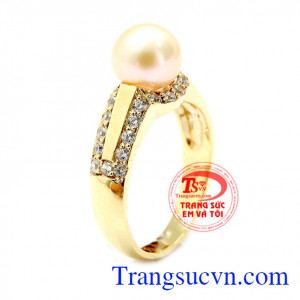 Nhẫn Ngọc Trai Quý Phái vô cùng đep kết hợp viền đá 2 bên nhẫn làm cho chiếc nhẫn thanh thoát,hài hòa,là sản phẩm được các chị em ưa thích bởi sự sang trọng,quý phái
