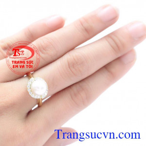 Nhẫn Ngọc Trai Đẹp sản phẩm được chế tác công phu,tỉ mỉ,ngọc trai là biểu tượng của sự thuần khiết,quý phái và đầy nữ tính