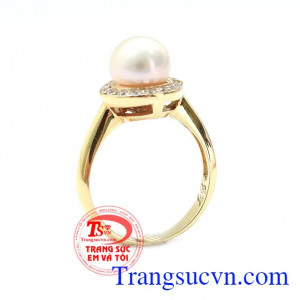 Nhẫn Ngọc Trai Đẹp sản phẩm được chế tác công phu,tỉ mỉ,ngọc trai là biểu tượng của sự thuần khiết,quý phái và đầy nữ tính