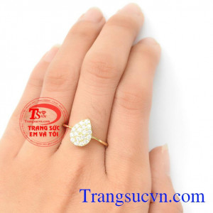 Nhẫn Giọt Sương Mai kiểu dáng nhẫn nữ xinh xắn, là món quà ý nghĩa dành tặng các bạn nữ nhân ngày sinh nhật,nhẫn được thiết kế đính đá lấp lánh