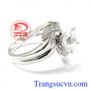 Nhẫn hoa hồng tinh tế được chế tác 3D vô cùng tinh xảo, sắc nét,nhẫn chất liệu vàng trắng được nhập khẩu từ Hàn Quốc,thiết cố sang trọng, nhẹ nhàng, quyến rũ