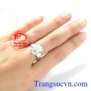 Nhẫn hoa hồng tinh tế được chế tác 3D vô cùng tinh xảo, sắc nét,nhẫn chất liệu vàng trắng được nhập khẩu từ Hàn Quốc,thiết cố sang trọng, nhẹ nhàng, quyến rũ