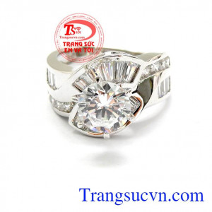 Nhẫn nữ vàng trắng tinh tế được chạm khắc 3D sắc nét,tinh xảo,sản phẩm chất liệu vàng trắng được nhập khẩu từ Hàn Quốc được đính đá vô cùng đẹp