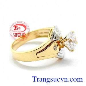 Nhẫn vàng tinh tế được sản xuất tại Hàn Quốc,nhẫn được thiết kế sang trọng,tôn nên vẻ đẹp quý phái của phái nữ,sản phẩm được đính đá lấp lánh
