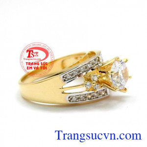 sản phẩm được chú ý trong các cuộc hội họp bởi độ lắp lánh của viên đá đựơc đính trên nhẫn