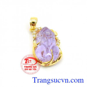 Mặt Tỳ Hưu nữ bọc vàng là sản phẩm được bọc vàng tinh tế và khéo léo, thiết kế tỉ mỉ,