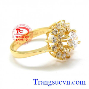 Nhẫn nữ vàng tây được thiết kế tinh tế. Đeo xinh trên ngón tay đeo nhẫn