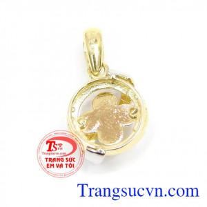 Mặt dây chuyền in chế tác hình cỏ bốn lá biểu tượng của may mắn mang lại điều kỳ diệu trong cuộc sống