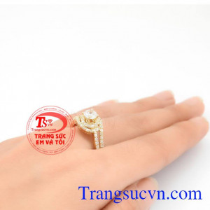 Nhẫn nữ nhẹ nhàng được thiết kế đơn giản nhưng vẫn đem lại vẻ đẹp thanh lịch,tinh tế cho người đeo,sản phẩm được chế tác tỉ mỉ,công phu,trau chuốt trong từng viên đá