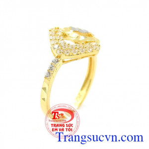 Nhẫn vàng xinh xắn là sản phẩm vô cùng tinh tế với các hình tứ giác lồng ghép,đan xen vào nhau