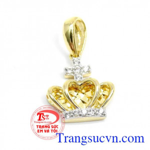 Mặt dây vương miện nhập Hàn Quốc mang lại vẻ đẹp quý phái tinh tế cho người đeo,