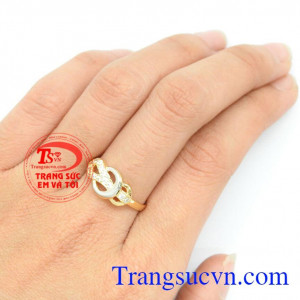 Nhẫn nữ dễ thương là món quà sinh nhật mang nhiều ý nghĩa cho người đeo, sản phẩm được chế tắc nhẹ nhàng, phong cách hiện đại,trẻ trung