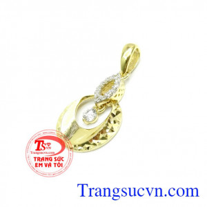 Mặt dây Hàn Quốc kết hợp được với nhiều loại dây chuyền với vẻ đẹp sang trọng quý phái