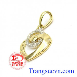 Mặt dây trái tim Hàn Quốc được nhập khẩu từ đất nước Hàn Quốc nơi nổi tiếng về chế tác trang sức cho phái đẹp được nhiều chị em trên thế giới ưa chuộng,