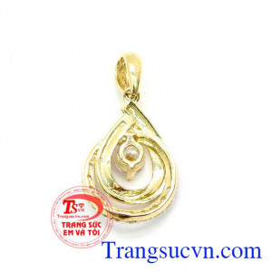 Mặt dây chuyền nữ nhập khẩu phù hợp thị hiếu đa số phái đẹp, kết hợp được với nhiều kiểu dây chuyền tạo vẻ đẹp thanh lịch thời trang