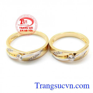 Nhẫn cưới Hàn Quốc đẹp được sản xuất theo công nghệ mới của Hàn quốc, thiết kế trẻ trung,hiện đại,các đường nét trang trí tinh tế, đẹp mắt