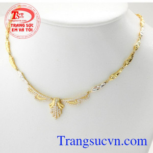 Kiềng vàng quyến rũ được thiết kế sang trọng,đẳng cấp, vô cùng quý phái mà lại rất duyên dáng.