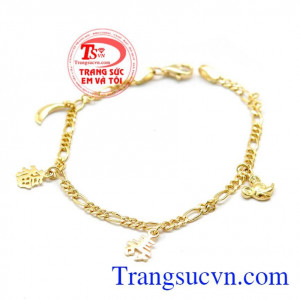 Lắc tay xinh xắn được thiết kế vô cùng tinh tế,trẻ trung.