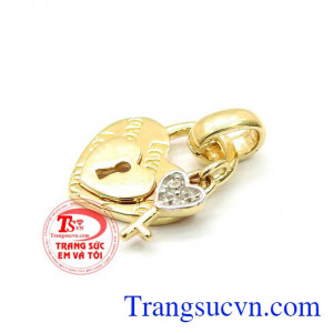 Mặt dây chuyền khóa trái tim Hàn Quốc nhập khẩu nguyên chiếc phù hợp với nhiều kiểu dáng dây chuyền, dễ kết hợp cùng trang phục,