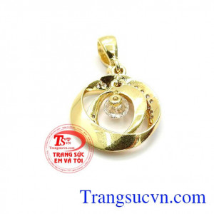 Mặt dây dễ dàng kết hợp với nhiều loại dây chuyền và nhiều phong cách trang phục khác nhau