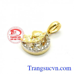 Mặt dây chuyền vàng nhập khẩu đẹp với thiết kế độc đáo mang phong cách hàn Quốc sẽ đem lại cho bạn vẻ đẹp dịu dàng tinh tế sang trọng cho bạn gái