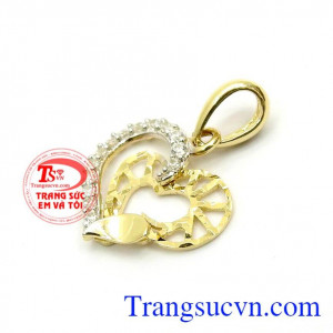 Mặt dây Hàn Quốc trái tim nhỏ xinh với thiết kế nhỏ nhắn tinh tế mang đến sự nhẹ nhàng sang trọng cho phái đẹp,dễ dàng kết hợp với nhiều kiểu dáng dây chuyền khác nhau