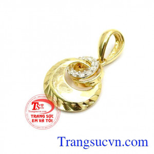 Mặt dây chuyền nữ Hàn Quốc tinh tế là món quà ý nghĩ cho bạn gái,với sự sắc nét trong từng chi tiết sẽ mang đến cho bạn vẻ đẹp dịu dàng sang trọng và dễ dàng kết hợp với nhiều kiểu dáng dây chuyền khác nhau