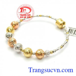 Được nhập khẩu nguyên chiếc từ Italy chắc chắn sẽ làm hài lòng các bạn nữ. Lắc hạt bi vàng Ytaly