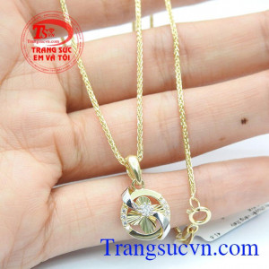 tạo nên vẻ tinh tế tao nhã về thiết kế của hai đất nước hàng đầu về chế tác trang sức sẽ làm vừa lòng thị hiếu của bạn