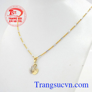 Bộ dây chuyền nữ Thiên Nga cặp đôi với sự kết hợp của dây chuyền nhập khẩu nguyên chiếc Ytaly và Mặt dây nhập khẩu Hàn Quốc, mang đến cho chị em phái đẹp vẻ đẹp tinh tế nhẹ nhàng của sự kết hợp giữa phong cách Châu Á và Châu Âu,