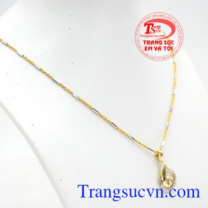 Bộ dây chuyền đá giọt nước nhập khẩu với sự kết hợp phong cách giữa dây chuyền vàng nhập Ytaly và mặt dấy nhập khẩu Hàn Quốc, Vừa tạo nét trẻ trung cá tính của Châu Âu với sự nhẹ nhàng quý phái Châu Á,