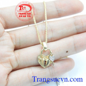 Với sự trang nhã nhẹ nhàng kết hợp dẽ dàng với nhiều loại trang phục và phong cách thời trang khác nhau cho bạn gái lựa chọn,Bộ dây chuyền nhập khẩu khóa tính yêu
