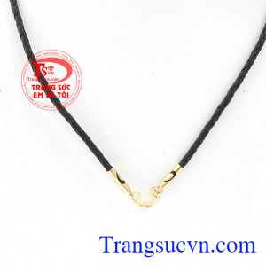 Sản phầm được điểm xuyết bằng vàng 18k sáng bóng