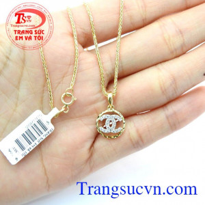 Với sự kết hợp tinh tế sẽ dễ dàng cho bạn gái trong việc kết hợp với nhiều loại trang phục và phong cách thời trang khác nhau,Bộ dây chuyền xu hướng phái đẹp