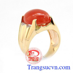Viên đá có màu đỏ tươi sáng khiến cho người đối diện khi nhìn bị cuốn hút theo Nhẫn nam thời trang vàng 14k