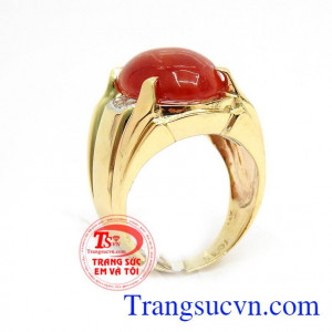 Chiếc nhẫn sự kết hợp hài hòa của vàng 14k và ngọc phỉ thúy màu đỏ sậm. Sản phẩm được chế tác cách tỉ mỉ, được bảo hành uy tín trên toàn quốc.