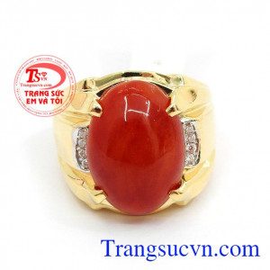 Chiếc nhẫn sự kết hợp hài hòa của vàng 14k và ngọc phỉ thúy màu đỏ sậm. Sản phẩm được chế tác cách tỉ mỉ, được bảo hành uy tín trên toàn quốc.