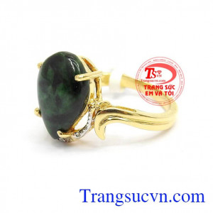 Nhẫn cẩm thạch giọt nước là sản phẩm ngọc phỉ thúy thiên nhiên được mài dũa hình giọt nước tinh tế, bọc vàng 14k sang trọng, nhẹ nhàng