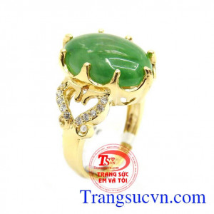 Nhẫn nữ cẩm thạch mệnh mộc là sản phẩm tinh tế, được chế tác hình trái tim trang trí 2 bên cạnh mặt nhẫn đẹp, lấp lánh, kết hợp với đá phỉ thúy thiên mang lại may mắn, sự nghiệp cho người mệnh mộc