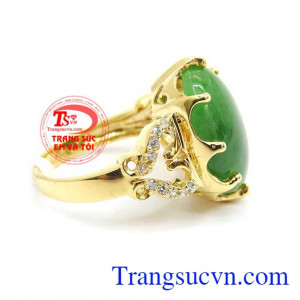 Nhẫn nữ cẩm thạch mệnh mộc là sản phẩm tinh tế, được chế tác hình trái tim trang trí 2 bên cạnh mặt nhẫn đẹp, lấp lánh, kết hợp với đá phỉ thúy thiên mang lại may mắn, sự nghiệp cho người mệnh mộc