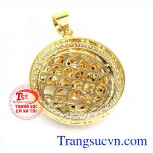 Sản phẩm được chế tác từ vàng 10k, đảm bảo tính bền đẹp và bảo hành uy tín