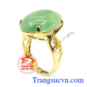Nhẫn ngọc phỉ thúy tinh tế là sản phẩm ngọc phỉ thúy hoàn toàn tự nhiên màu xanh nhạt tinh tế, được chế tác bọc vàng các đường hoa văn uốn lượn 2 bên mặt nhẫn rất tinh tế
