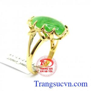 Nhẫn ngọc phỉ thúy quý phái được bọc vàng 14k sang trọng, thiết kế nhẹ nhàng, thanh lịch