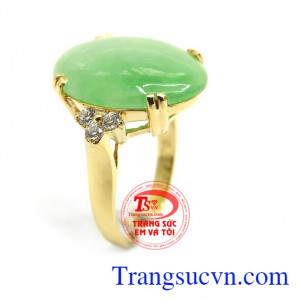 Nhẫn ngọc phỉ thúy thiên nhiên đẹp là sản phẩm đá tự nhiên không qua xử lý màu,màu sắc hoàn toàn tự nhiên, sản phẩm phù hợp với người mệnh hỏa và mộc